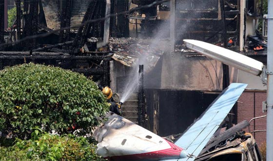 من طوكيو بالصور.. شاهد ما احدثه تحطم طائرة سياحية من دمار في حي سكني صورة رقم 5 من طوكيو بالصور.. شاهد ما احدثه تحطم طائرة سياحية من دمار في حي سكني صورة رقم 5