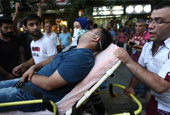 تركيا: تفريق تظاهرة ضد الضربات العسكرية في سوريا والعراق بمدافع المياه صورة رقم 13 تركيا: تفريق تظاهرة ضد الضربات العسكرية في سوريا والعراق بمدافع المياه صورة رقم 13