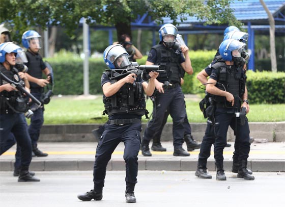 تركيا: تفريق تظاهرة ضد الضربات العسكرية في سوريا والعراق بمدافع المياه صورة رقم 11 تركيا: تفريق تظاهرة ضد الضربات العسكرية في سوريا والعراق بمدافع المياه صورة رقم 11