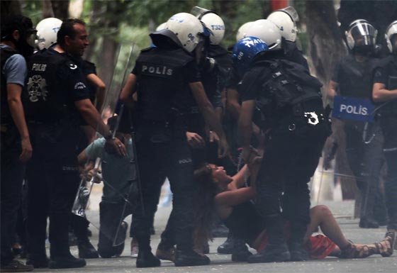 تركيا: تفريق تظاهرة ضد الضربات العسكرية في سوريا والعراق بمدافع المياه صورة رقم 9 تركيا: تفريق تظاهرة ضد الضربات العسكرية في سوريا والعراق بمدافع المياه صورة رقم 9