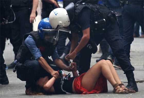 تركيا: تفريق تظاهرة ضد الضربات العسكرية في سوريا والعراق بمدافع المياه صورة رقم 10 تركيا: تفريق تظاهرة ضد الضربات العسكرية في سوريا والعراق بمدافع المياه صورة رقم 10