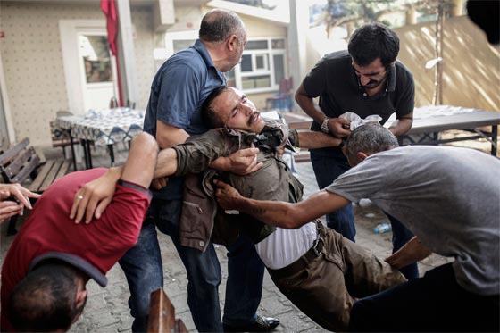 تركيا: تفريق تظاهرة ضد الضربات العسكرية في سوريا والعراق بمدافع المياه صورة رقم 18 تركيا: تفريق تظاهرة ضد الضربات العسكرية في سوريا والعراق بمدافع المياه صورة رقم 18