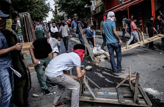 تركيا: تفريق تظاهرة ضد الضربات العسكرية في سوريا والعراق بمدافع المياه صورة رقم 14 تركيا: تفريق تظاهرة ضد الضربات العسكرية في سوريا والعراق بمدافع المياه صورة رقم 14