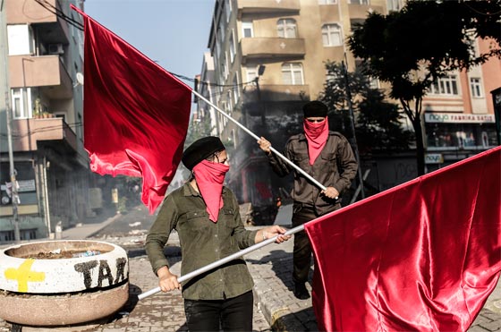 تركيا: تفريق تظاهرة ضد الضربات العسكرية في سوريا والعراق بمدافع المياه صورة رقم 15 تركيا: تفريق تظاهرة ضد الضربات العسكرية في سوريا والعراق بمدافع المياه صورة رقم 15