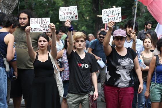 تركيا: تفريق تظاهرة ضد الضربات العسكرية في سوريا والعراق بمدافع المياه صورة رقم 16 تركيا: تفريق تظاهرة ضد الضربات العسكرية في سوريا والعراق بمدافع المياه صورة رقم 16