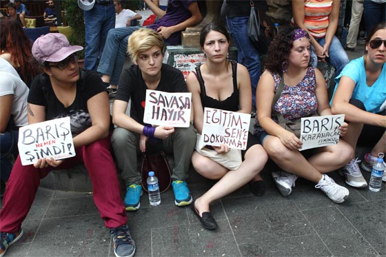 تركيا: تفريق تظاهرة ضد الضربات العسكرية في سوريا والعراق بمدافع المياه صورة رقم 17 تركيا: تفريق تظاهرة ضد الضربات العسكرية في سوريا والعراق بمدافع المياه صورة رقم 17