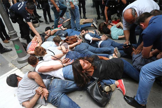 تركيا: تفريق تظاهرة ضد الضربات العسكرية في سوريا والعراق بمدافع المياه صورة رقم 6 تركيا: تفريق تظاهرة ضد الضربات العسكرية في سوريا والعراق بمدافع المياه صورة رقم 6