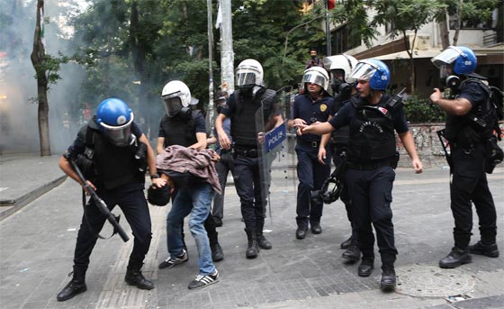 تركيا: تفريق تظاهرة ضد الضربات العسكرية في سوريا والعراق بمدافع المياه صورة رقم 1 تركيا: تفريق تظاهرة ضد الضربات العسكرية في سوريا والعراق بمدافع المياه صورة رقم 1