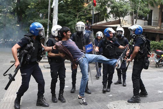 تركيا: تفريق تظاهرة ضد الضربات العسكرية في سوريا والعراق بمدافع المياه صورة رقم 2 تركيا: تفريق تظاهرة ضد الضربات العسكرية في سوريا والعراق بمدافع المياه صورة رقم 2