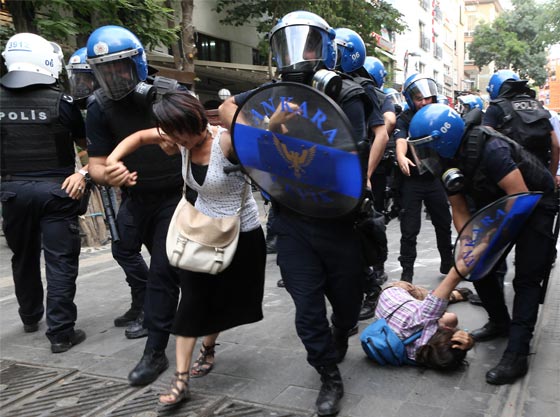 تركيا: تفريق تظاهرة ضد الضربات العسكرية في سوريا والعراق بمدافع المياه صورة رقم 4 تركيا: تفريق تظاهرة ضد الضربات العسكرية في سوريا والعراق بمدافع المياه صورة رقم 4