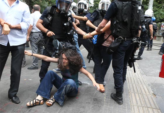 تركيا: تفريق تظاهرة ضد الضربات العسكرية في سوريا والعراق بمدافع المياه صورة رقم 3 تركيا: تفريق تظاهرة ضد الضربات العسكرية في سوريا والعراق بمدافع المياه صورة رقم 3