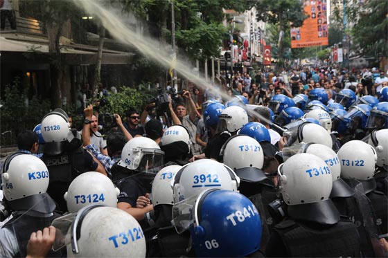 تركيا: تفريق تظاهرة ضد الضربات العسكرية في سوريا والعراق بمدافع المياه صورة رقم 12 تركيا: تفريق تظاهرة ضد الضربات العسكرية في سوريا والعراق بمدافع المياه صورة رقم 12