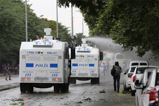 تركيا: تفريق تظاهرة ضد الضربات العسكرية في سوريا والعراق بمدافع المياه صورة رقم 8 تركيا: تفريق تظاهرة ضد الضربات العسكرية في سوريا والعراق بمدافع المياه صورة رقم 8