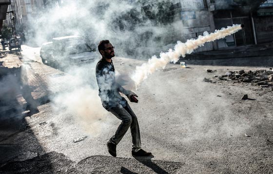 تركيا: تفريق تظاهرة ضد الضربات العسكرية في سوريا والعراق بمدافع المياه صورة رقم 7 تركيا: تفريق تظاهرة ضد الضربات العسكرية في سوريا والعراق بمدافع المياه صورة رقم 7