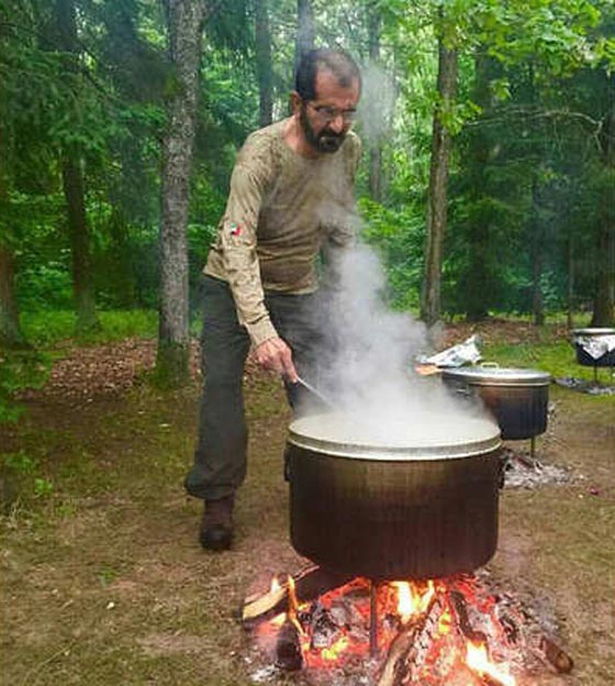 لقطة نادرة لحاكم دبي وهو يعد طعام الغداء في رحلة مع الاصدقاء صورة رقم 1