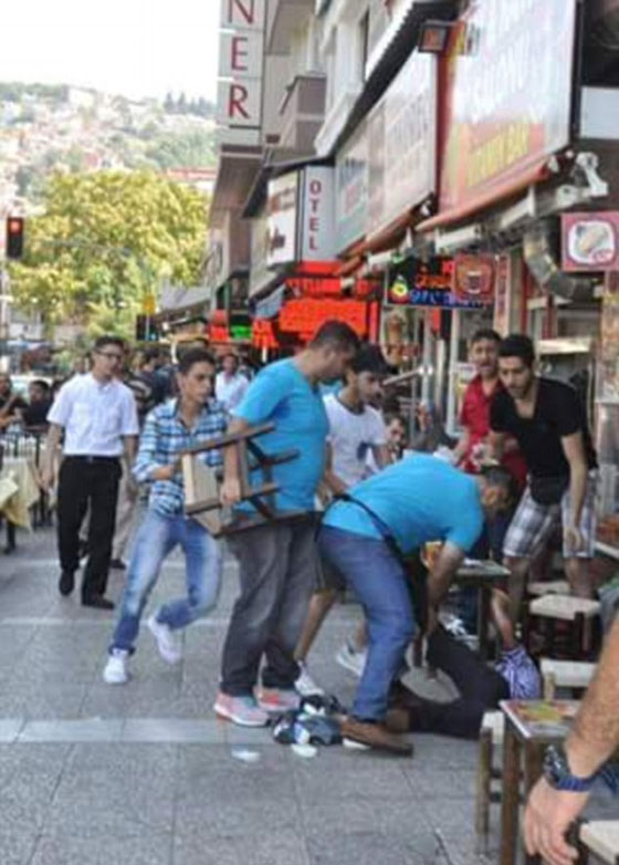طفل سوري يستنهض مشاعر النجمة التركية بيرغوزار كوريل.. شاهد صورة رقم 4
