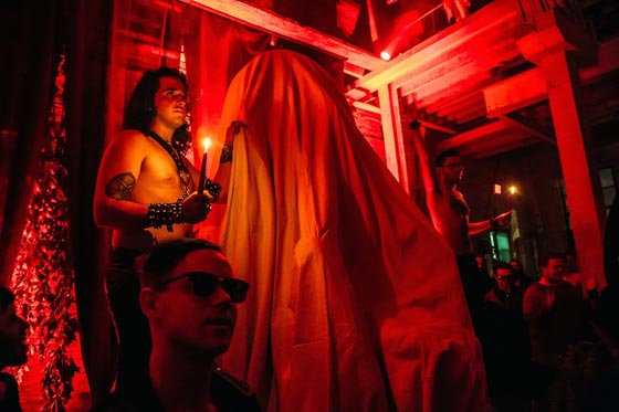 احتجاجات واسعة بعد ازاحة الستار عن تمثال الشيطان في ديترويت صورة رقم 3