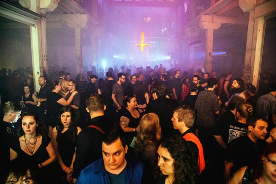 احتجاجات واسعة بعد ازاحة الستار عن تمثال الشيطان في ديترويت صورة رقم 4