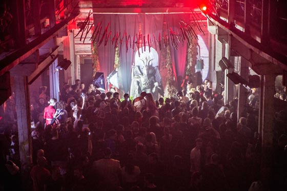 احتجاجات واسعة بعد ازاحة الستار عن تمثال الشيطان في ديترويت صورة رقم 5