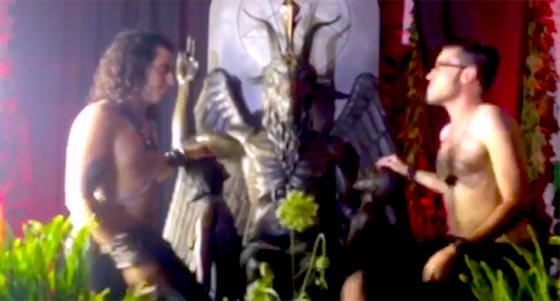 احتجاجات واسعة بعد ازاحة الستار عن تمثال الشيطان في ديترويت صورة رقم 6 احتجاجات واسعة بعد ازاحة الستار عن تمثال الشيطان في ديترويت صورة رقم 6