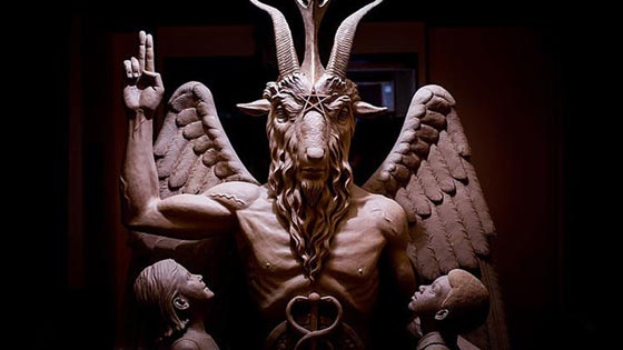 احتجاجات واسعة بعد ازاحة الستار عن تمثال الشيطان في ديترويت صورة رقم 7