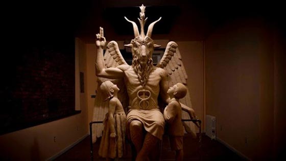 احتجاجات واسعة بعد ازاحة الستار عن تمثال الشيطان في ديترويت صورة رقم 10