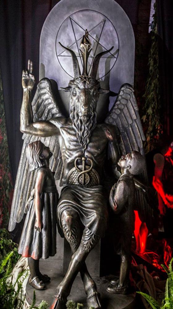 احتجاجات واسعة بعد ازاحة الستار عن تمثال الشيطان في ديترويت صورة رقم 8