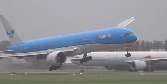 بالفيديو.. لحظات رعب وهلع عاشها ركاب طائرة بسبب الرياح العاتية صورة رقم 1