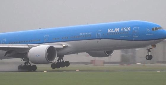 بالفيديو.. لحظات رعب وهلع عاشها ركاب طائرة بسبب الرياح العاتية صورة رقم 2