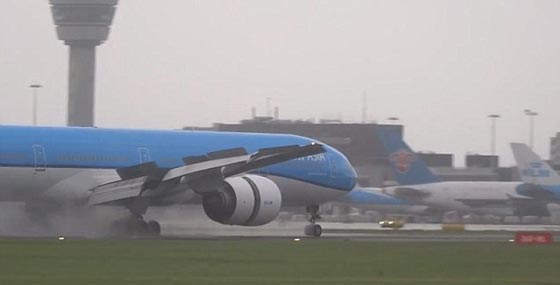 بالفيديو.. لحظات رعب وهلع عاشها ركاب طائرة بسبب الرياح العاتية صورة رقم 3