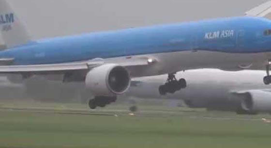 بالفيديو.. لحظات رعب وهلع عاشها ركاب طائرة بسبب الرياح العاتية صورة رقم 4