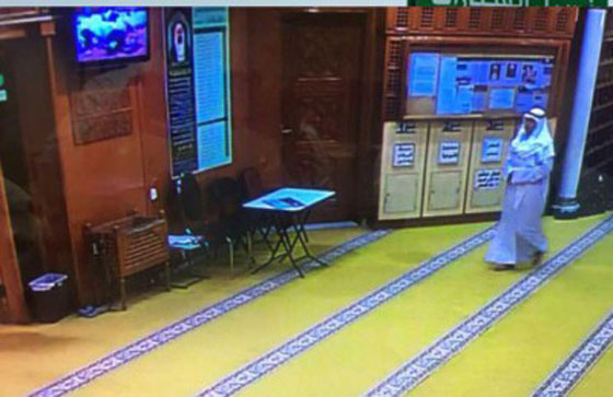 الكويت: المصلون اعتقدوا ان الرجل الهندي مفخخ ليتبين لهم انه يتقي الانفلونزا صورة رقم 1 الكويت: المصلون اعتقدوا ان الرجل الهندي مفخخ ليتبين لهم انه يتقي الانفلونزا صورة رقم 1