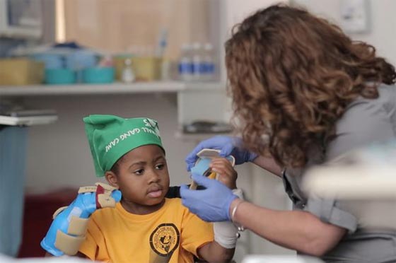 اول مرة في العالم.. عملية زرع يدين لطفل امريكي تتكلل بالنجاح صورة رقم 6 اول مرة في العالم.. عملية زرع يدين لطفل امريكي تتكلل بالنجاح صورة رقم 6