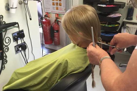 طفلة تساند صديقتها مريضة السرطان بتخليها عن 33 سنتمترا من شعرها الذهبي!! صورة رقم 6 طفلة تساند صديقتها مريضة السرطان بتخليها عن 33 سنتمترا من شعرها الذهبي!! صورة رقم 6