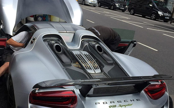 لندن.. ازالة الغبار عن السيارة الفارهة لملياردير سعودي تعطل الحركة المرورية!! صورة رقم 1