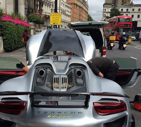 لندن.. ازالة الغبار عن السيارة الفارهة لملياردير سعودي تعطل الحركة المرورية!! صورة رقم 2