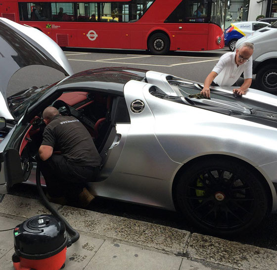 لندن.. ازالة الغبار عن السيارة الفارهة لملياردير سعودي تعطل الحركة المرورية!! صورة رقم 3