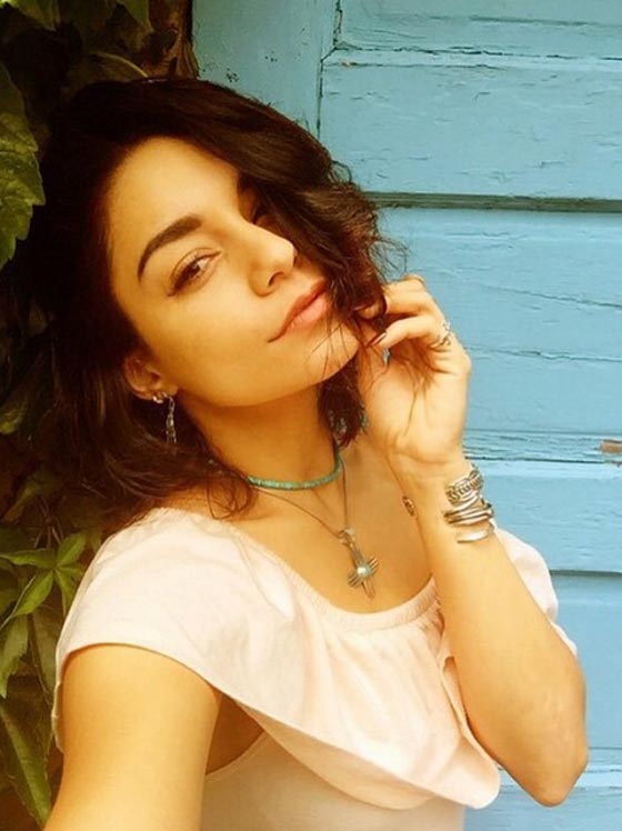 والد فانيسا هادغنز مريض وهي تطلب من جمهورها الدعاء له بالشفاء صورة رقم 8