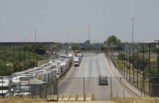 شاحنة مجنونة تقتل 12 شخصا بعد صدمها لحشد مكسيكي صورة رقم 2 شاحنة مجنونة تقتل 12 شخصا بعد صدمها لحشد مكسيكي صورة رقم 2