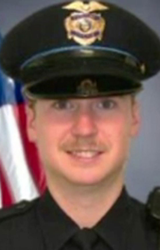 شاهد لحظة اطلاق شرطي النار على سائق.. وفق ما وثقته كاميرته صورة رقم 3 شاهد لحظة اطلاق شرطي النار على سائق.. وفق ما وثقته كاميرته صورة رقم 3