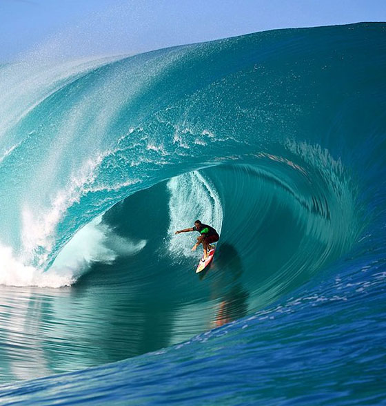 بالفيديو..مغامر يتحدى اعتى موجة في التاريخ وينجو منها باعجوبة صورة رقم 1