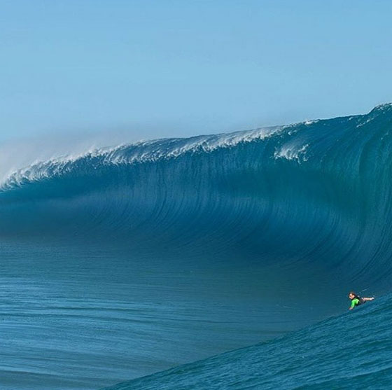 بالفيديو..مغامر يتحدى اعتى موجة في التاريخ وينجو منها باعجوبة صورة رقم 2