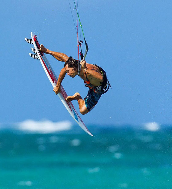 بالفيديو..مغامر يتحدى اعتى موجة في التاريخ وينجو منها باعجوبة صورة رقم 3