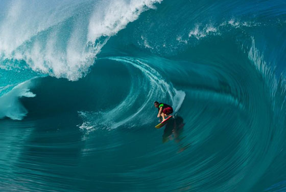 بالفيديو..مغامر يتحدى اعتى موجة في التاريخ وينجو منها باعجوبة صورة رقم 4