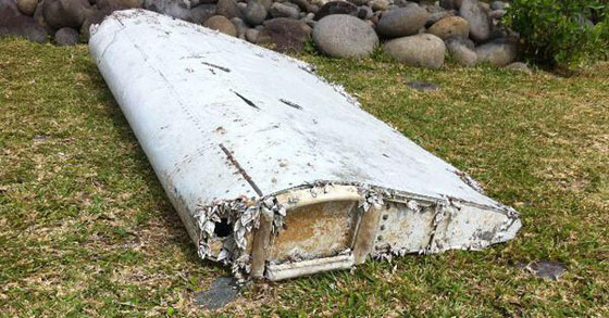 بالصور.. العثور على حطام الطائرة الماليزية المفقودة منذ 16 شهرا صورة رقم 9 بالصور.. العثور على حطام الطائرة الماليزية المفقودة منذ 16 شهرا صورة رقم 9