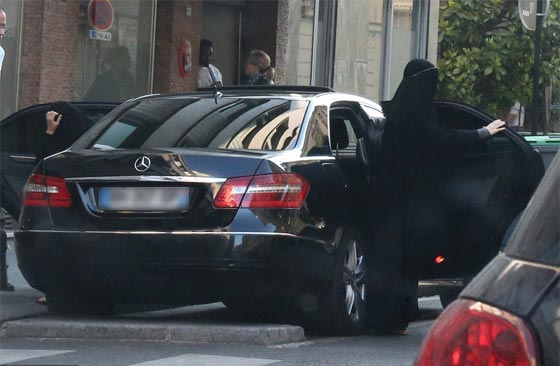 عارضة ازياء برازيلية شهيرة تتجول في باريس بالنقاب صورة رقم 1