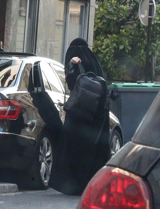 عارضة ازياء برازيلية شهيرة تتجول في باريس بالنقاب صورة رقم 3