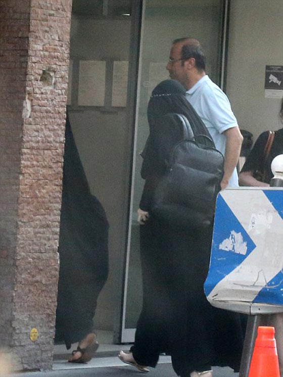 عارضة ازياء برازيلية شهيرة تتجول في باريس بالنقاب صورة رقم 6