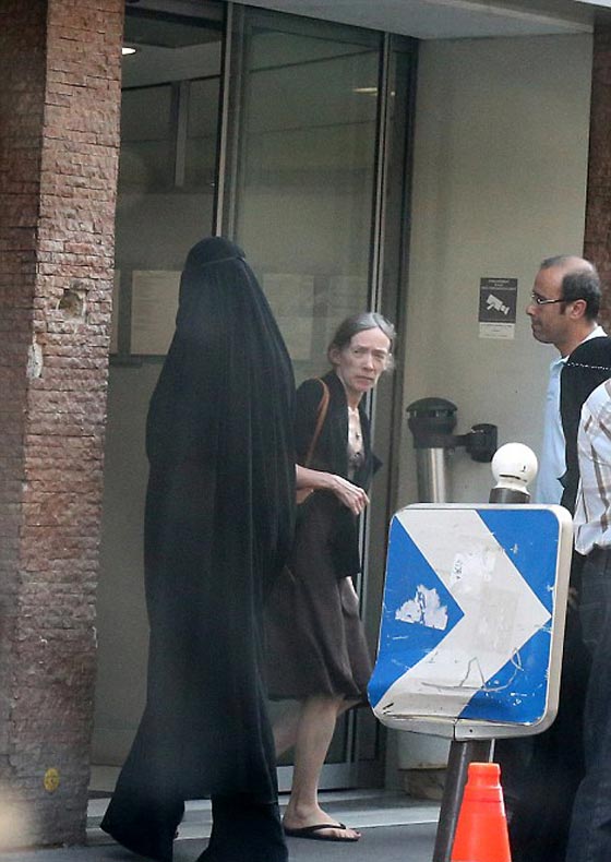 عارضة ازياء برازيلية شهيرة تتجول في باريس بالنقاب صورة رقم 5