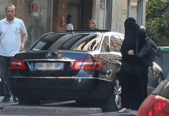 عارضة ازياء برازيلية شهيرة تتجول في باريس بالنقاب صورة رقم 8